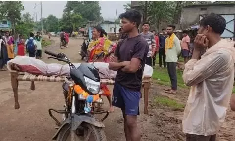 नहीं मिली एम्बुलेंस तो दोपहिया पर खटिया रखकर लाया शव नहीं मिली एम्बुलेंस तो दोपहिया पर खटिया रखकर लाया शव