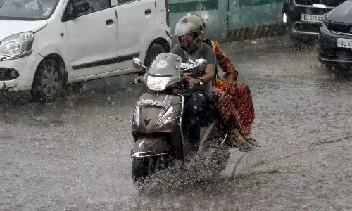 दिल्ली में भारी बारिश, कई इलाकों में सड़कों पर भरा पानी