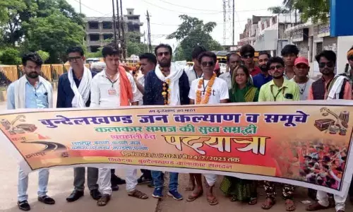 बुंदेलीकला को संरक्षित करने कलाकारों ने निकाली पदयात्रा, सौंपा ज्ञापन बुंदेलीकला को संरक्षित करने कलाकारों ने निकाली पदयात्रा, सौंपा ज्ञापन