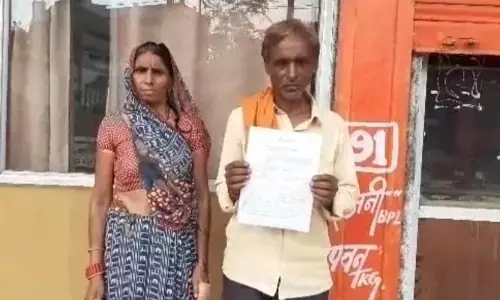 तीन साल से राशन पाने दिव्यांग पत्नी के साथ भटक रहा मजदूर, जनसुनवाई में भी नहीं हुआ निराकरण तीन साल से राशन पाने दिव्यांग पत्नी के साथ भटक रहा मजदूर, जनसुनवाई में भी नहीं हुआ निराकरण