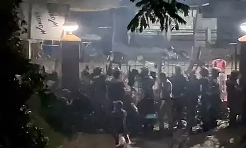 मेघालय के मुख्यमंत्री कार्यालय पर हमले के मामले में 18 गिरफ्तार मेघालय के मुख्यमंत्री कार्यालय पर हमले के मामले में 18 गिरफ्तार