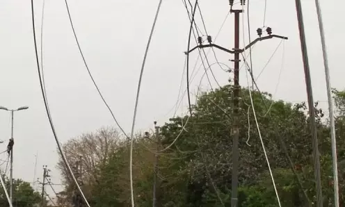 यूपी में तीर्थयात्रियों से भरी बस बिजली के तारों से टकराई, आठ झुलसे यूपी में तीर्थयात्रियों से भरी बस बिजली के तारों से टकराई, आठ झुलसे