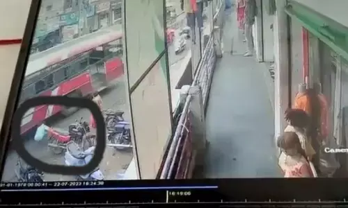 हैदराबाद में चलती बस के नीचे कूदकर शख्स ने दी जान, वीडियो वायरल हैदराबाद में चलती बस के नीचे कूदकर शख्स ने दी जान, वीडियो वायरल