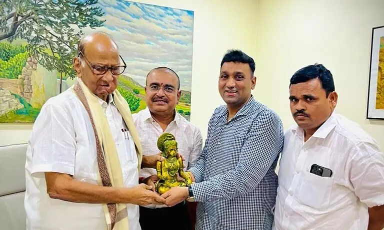 आरक्षण के मुद्दे पर पवार से मिले मराठा क्रांति मोर्चा के पदाधिकारी आरक्षण के मुद्दे पर पवार से मिले मराठा क्रांति मोर्चा के पदाधिकारी
