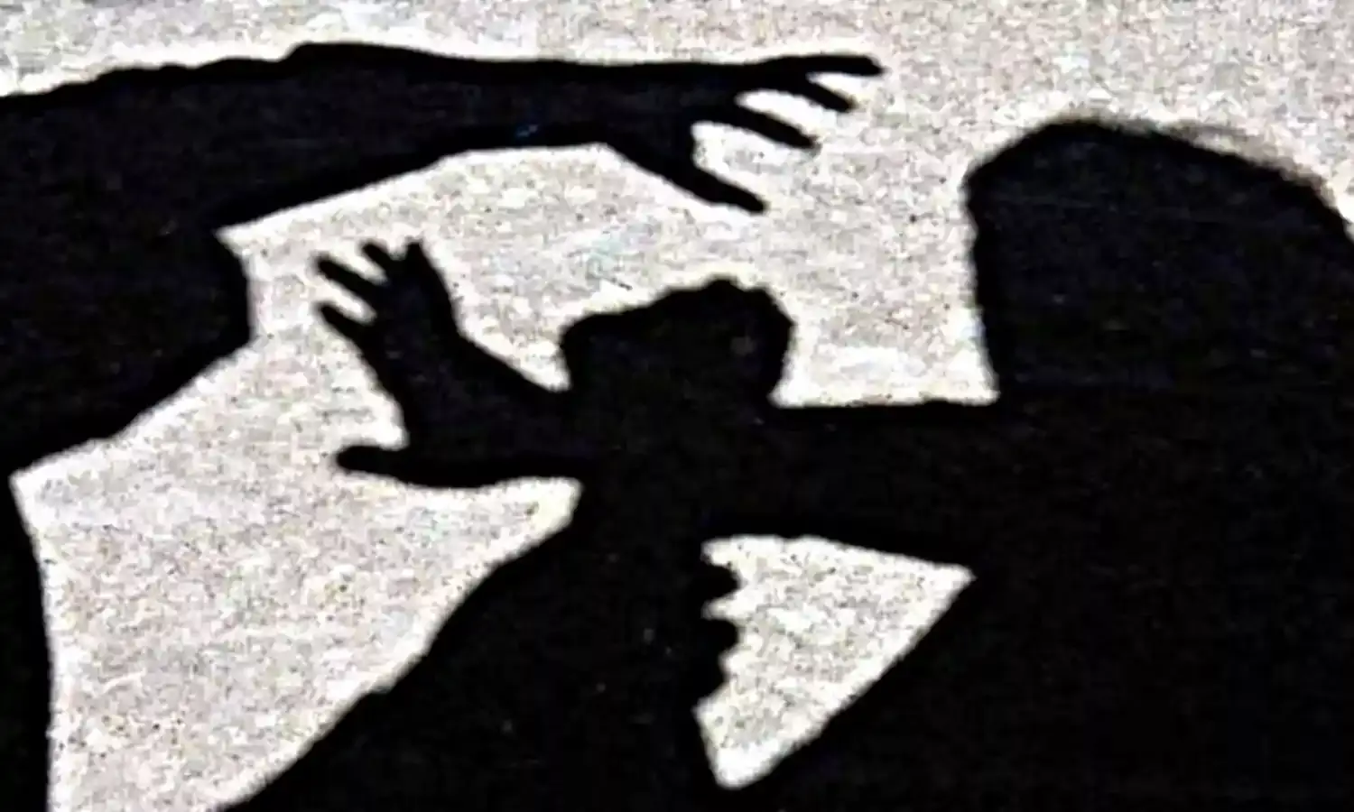 महिला का अपहरण किया, कपड़े फाड़े और रातभर पेड़ से बांधे रखा