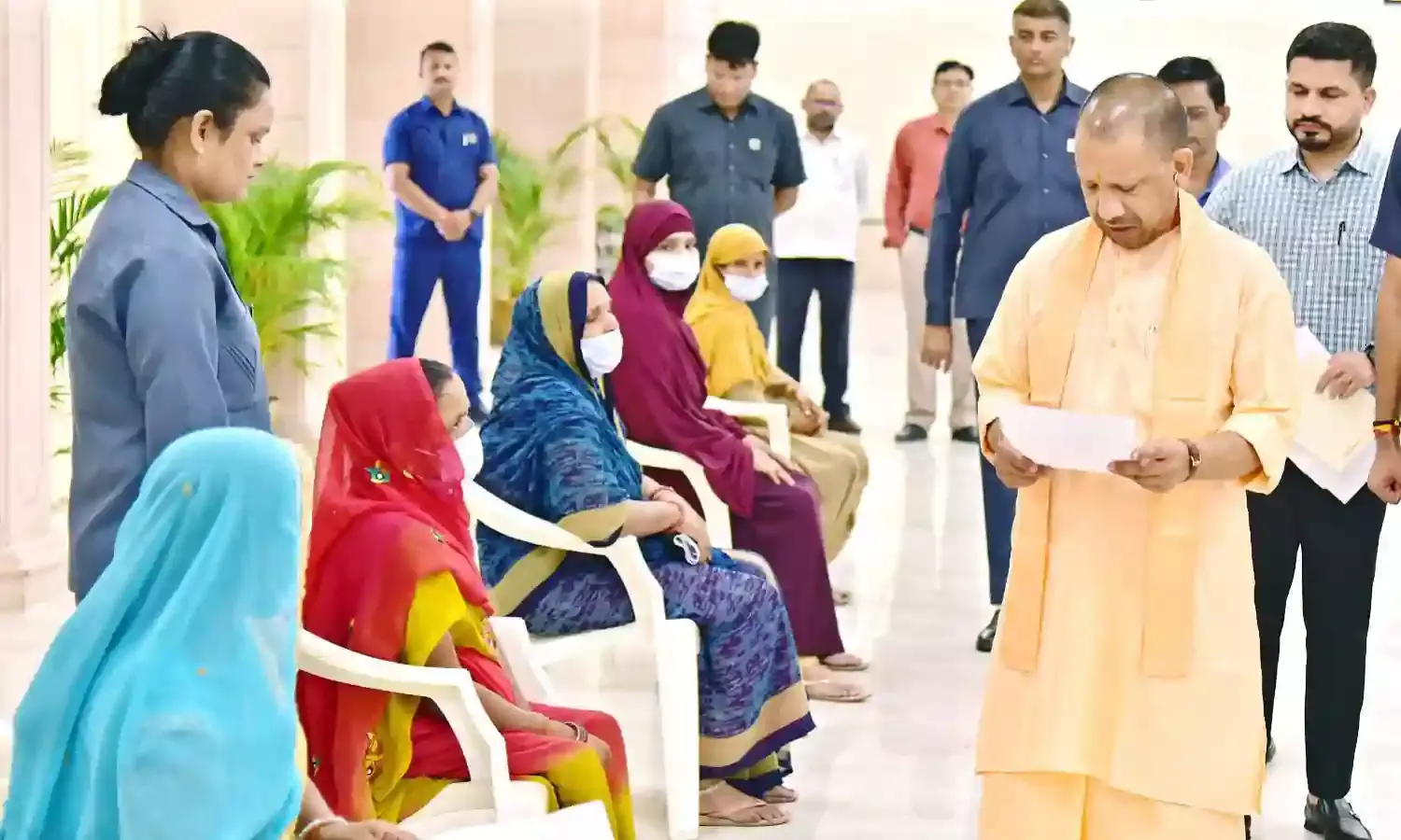 जनता की समस्याओं के समाधान में कोताही हरगिज ना करें : मुख्यमंत्री योगी