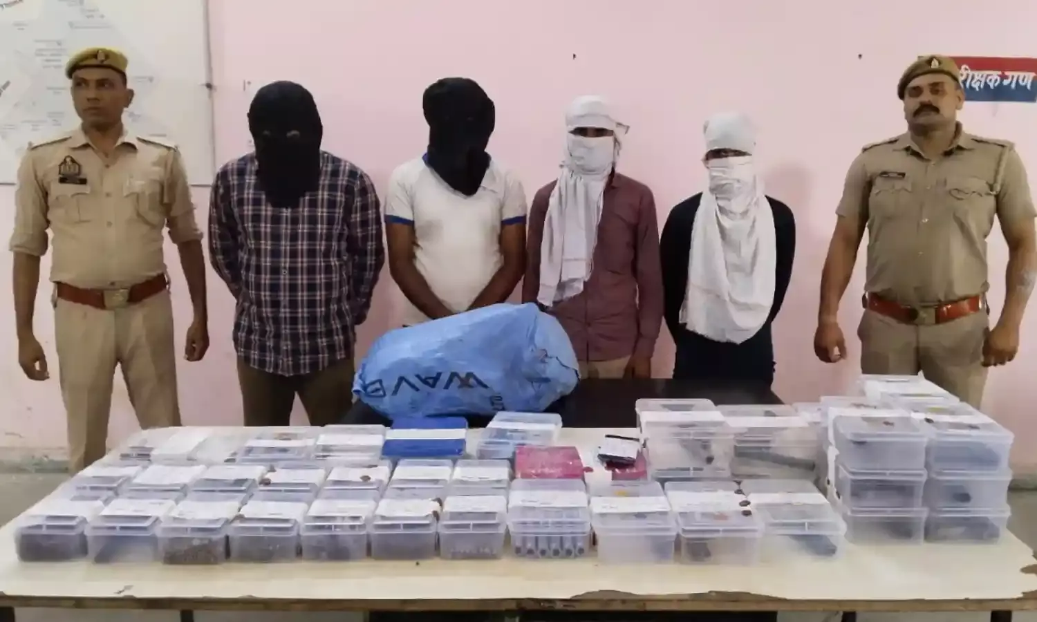 मशीनरी पार्ट्स बनाने की फैक्ट्री में बना रहे थे पिस्टल और तमंचे, चार गिरफ्तार