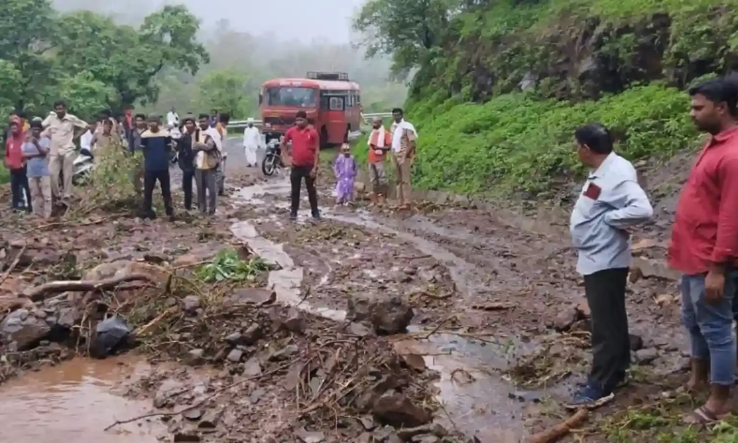 घटांग-चिखलदरा मार्ग पर भूस्खलन