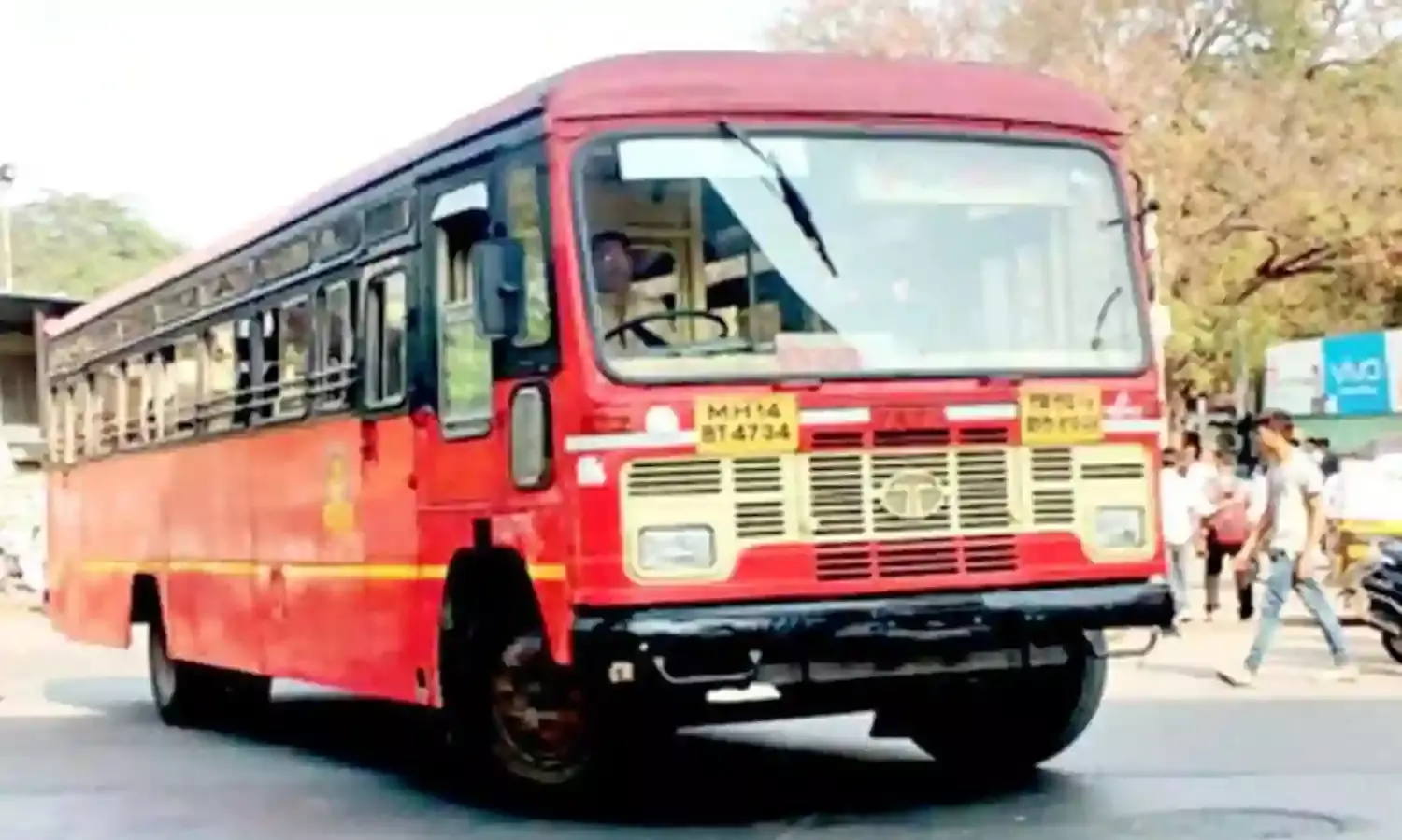 आंधी और बारिश के बीच बस की छत हो गई हवा