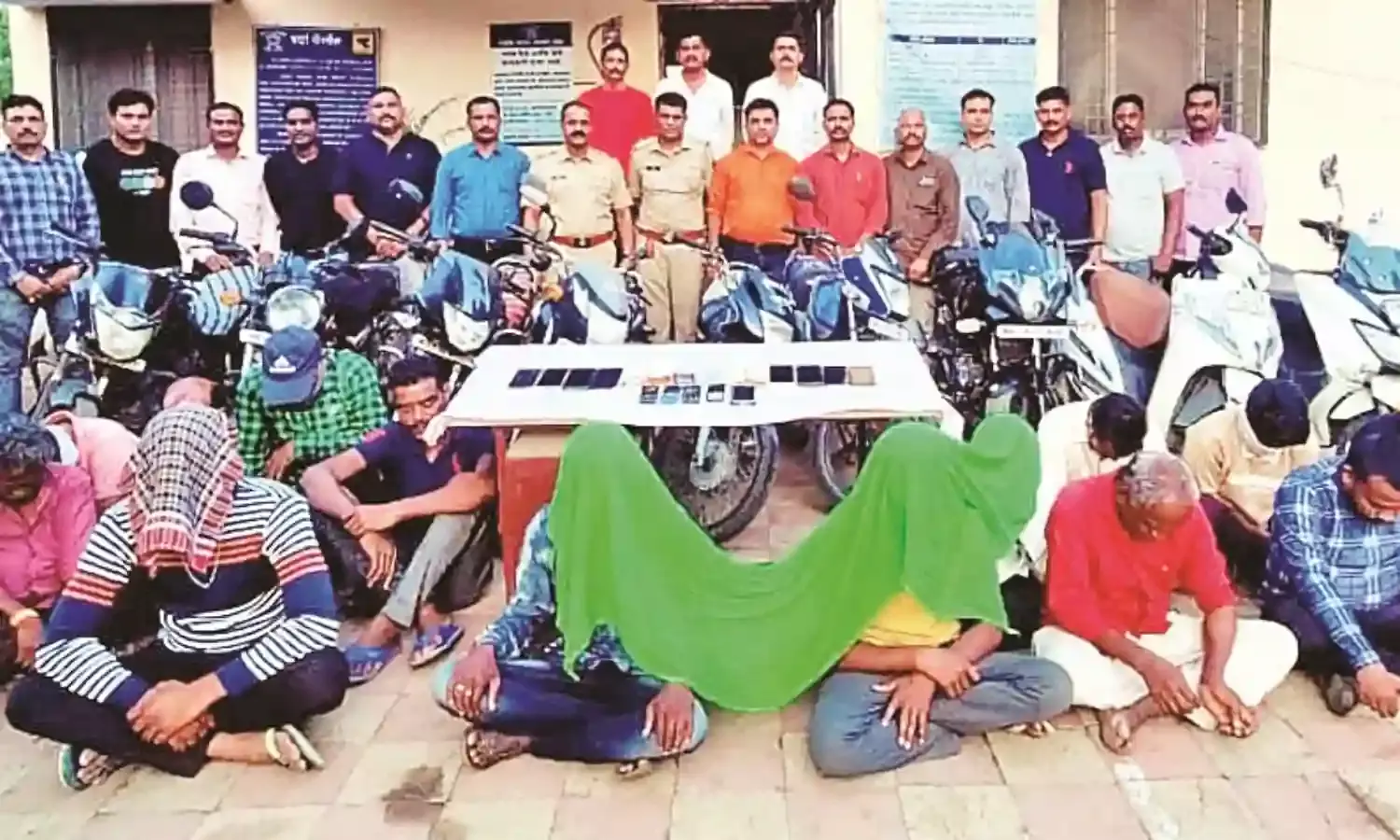 जुआ अड्‌डे से 17 जुआरी गिरफ्तार