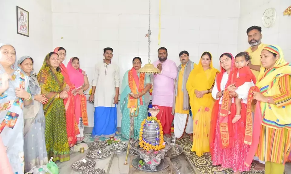 भोपाल: पार्थिव शिवलिंग निर्माण में पधारी भोपाल शहर ही महापौर मालती राय और बाबा का आशीर्वाद प्राप्त किया