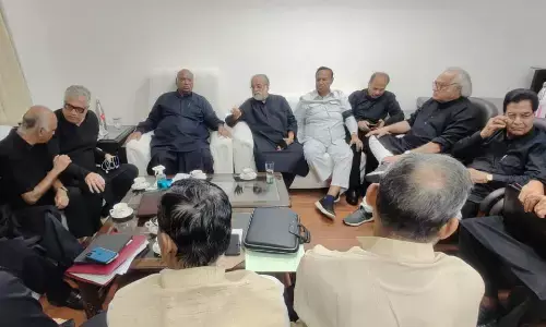 काले कपड़ों में संसद पहुंचे विपक्षी सांसद, इंडिया गठबंधन की पार्टियों ने जारी किया व्हिप