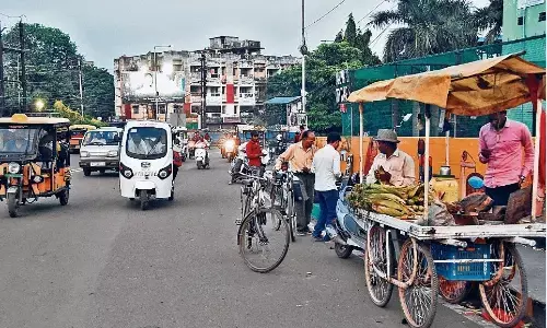 कछपुरा ओवर ब्रिज पर आबाद हो गए ठेले और टपरे