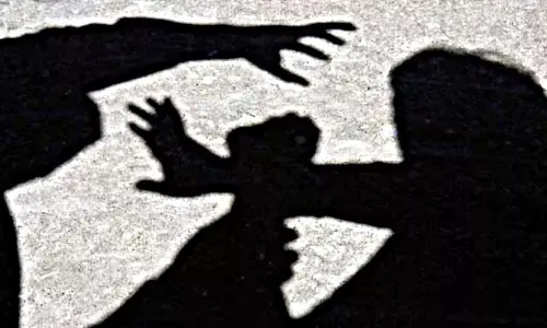 महिला का अपहरण किया, कपड़े फाड़े और रातभर पेड़ से बांधे रखा महिला का अपहरण किया, कपड़े फाड़े और रातभर पेड़ से बांधे रखा