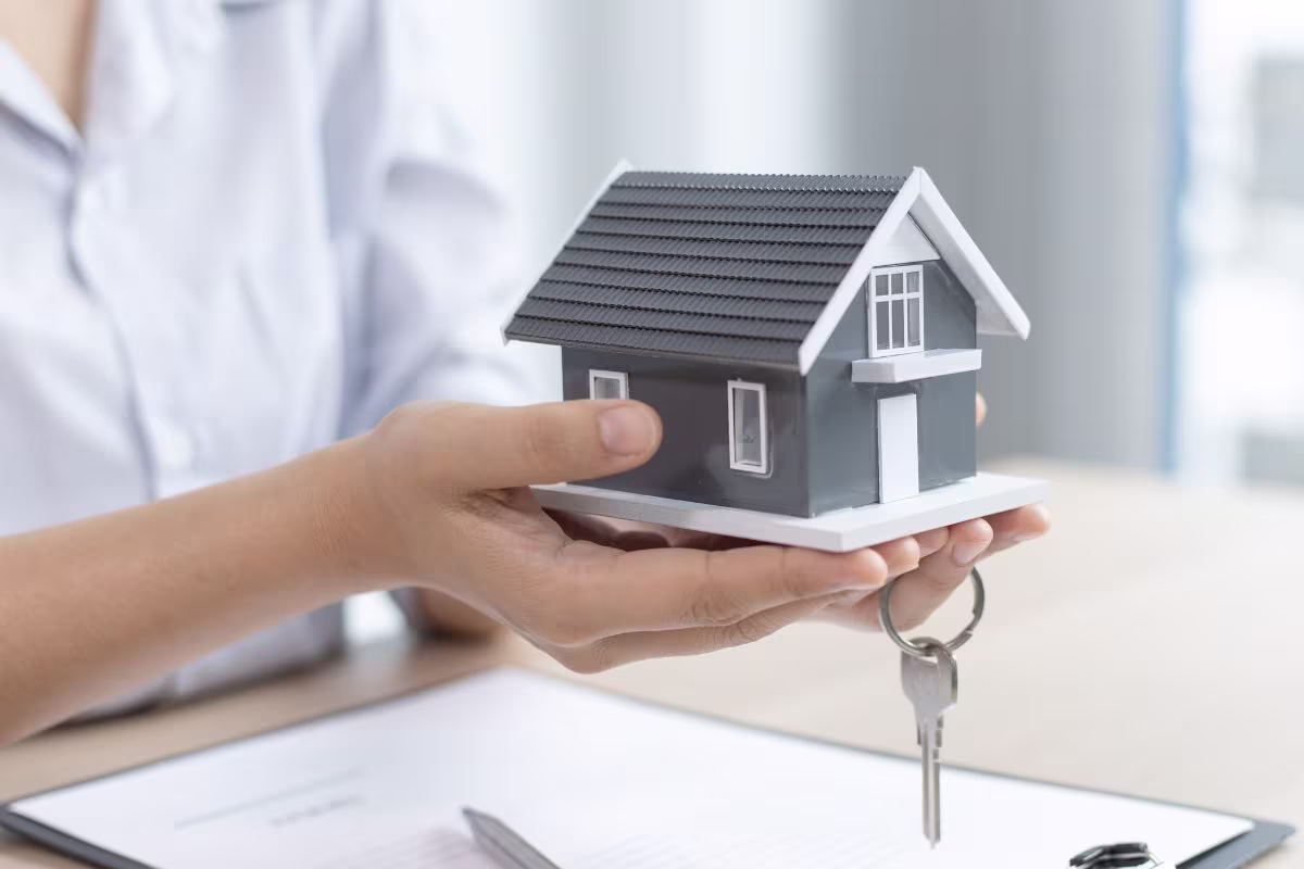 विज्ञापन देखकर ही नहीं खरीदें घर, प्रोजेक्ट की करें जांच पड़ताल