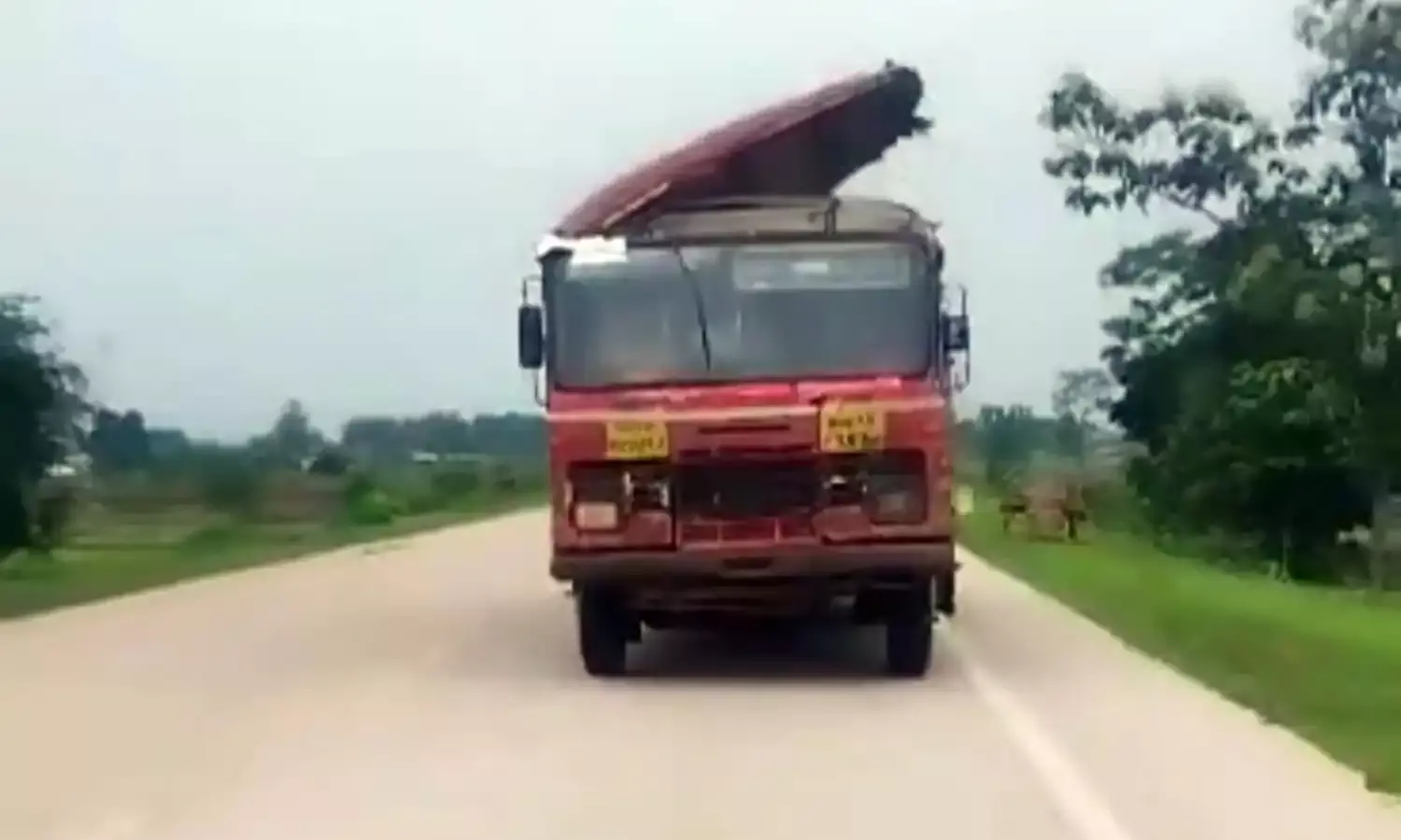 चलती बस की उड़ गई थी छत, इंजीनियर पर कार्रवाई