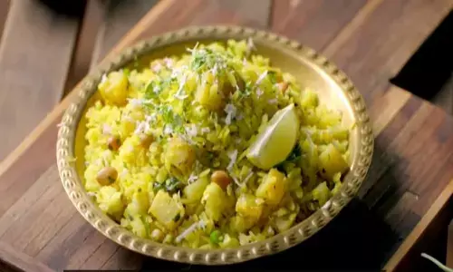 इस विधि से बनाएं स्वादिष्ट बटाटा पोहा, जानें किस सामग्री की होगी जरुरत इस विधि से बनाएं स्वादिष्ट बटाटा पोहा, जानें किस सामग्री की होगी जरुरत