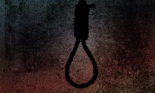 ग्रेटर नोएडा वेस्ट में बिजनेसमैन ने की खुदकुशी, सुसाइड नोट में लिखा- कर्ज से हूं परेशान...