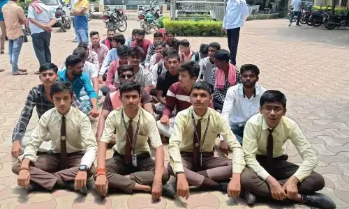 स्कूल में विद्यार्थियों के तिलक लगाकर आने पर शिक्षिका ने जताया ऐतराज तो मचा बवाल स्कूल में विद्यार्थियों के तिलक लगाकर आने पर शिक्षिका ने जताया ऐतराज तो मचा बवाल