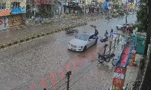 कर्नाटक में तेज रफ्तार जगुआर ने छात्रा को मारी टक्कर, 15 फीट दूर गिरी लड़की