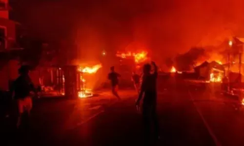 मणिपुर में हिंसा जारी : 2 की मौत, 6 घायल, 6 घर फूंके गए मणिपुर में हिंसा जारी : 2 की मौत, 6 घायल, 6 घर फूंके गए