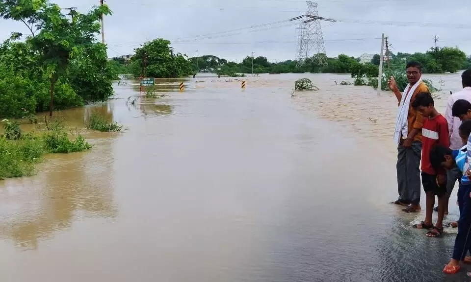 खुद निरीक्षण कर बाढ़ पीड़ितों की मदद करें : मुनगंटीवार खुद निरीक्षण कर बाढ़ पीड़ितों की मदद करें : मुनगंटीवार