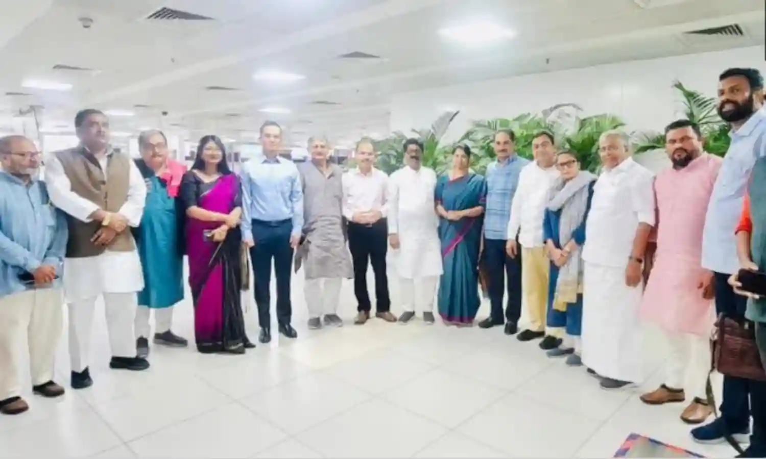 मणिपुर में हिंसा पीड़ितों से मिले विपक्षी गठबंधन I.N.D.I.A के नेता, सरकार पर उठाए गंभीर सवाल