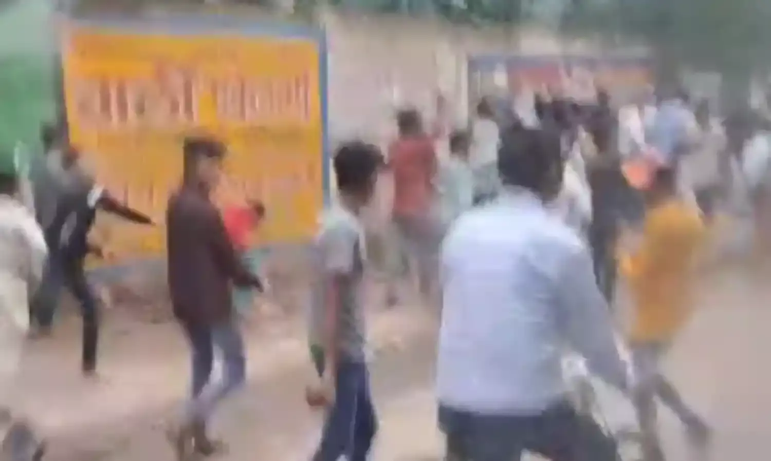 दिल्ली के नांगलोई में मुहर्रम जुलूस के रूट को लेकर पुलिस और भीड़ के बीच झड़प