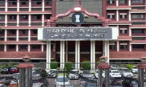 केरल हाईकोर्ट ने दिए आदेश, सरकारी डॉक्टरों के प्रमाणपत्रों की जांच करे राज्य सरकार केरल हाईकोर्ट ने दिए आदेश, सरकारी डॉक्टरों के प्रमाणपत्रों की जांच करे राज्य सरकार