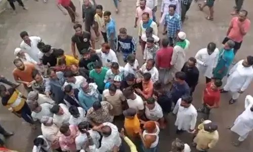 बोकारो में बिजली के तार से सटा ताजिया, करंट से चार की मौत, एक दर्जन झुलसे बोकारो में बिजली के तार से सटा ताजिया, करंट से चार की मौत, एक दर्जन झुलसे