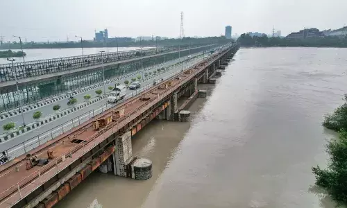 दिल्ली में खतरे के निशान से ऊपर बह रही यमुना दिल्ली में खतरे के निशान से ऊपर बह रही यमुना