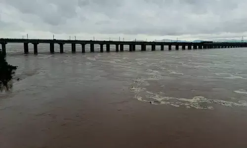 बाढ़ के कारण तेलंगाना व  छत्तीसगढ़ के बीच यातायात थमा बाढ़ के कारण तेलंगाना व  छत्तीसगढ़ के बीच यातायात थमा