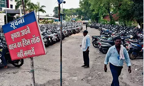 मनमानी : नो-पार्किंग में खड़े हो रहे वाहन, स्टैंड से बाहर निकलते वक्त शुल्क को लेकर हो रहे झगड़े