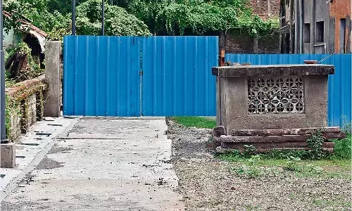 क्षेत्रीय लोगों को आवागमन में हो रही परेशानी, शिकायत के बाद भी नहीं हो रही कार्रवाई