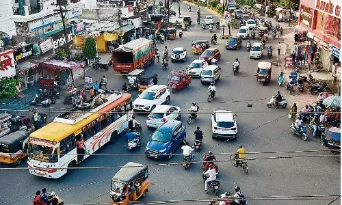 जिम्मेदारों की अनदेखी का खामियाजा भुगत रहे आमजन ट्रैफिक सिग्नल लगाने की माँग, आए दिन हो रहीं दुर्घटनाएँ