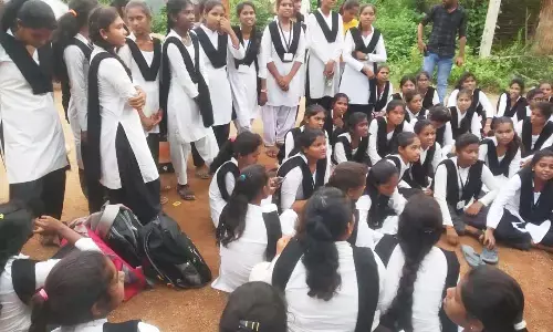 विद्यालय की इमारत खाली करने को कहा तो निकाला संस्थापक का जुलूस