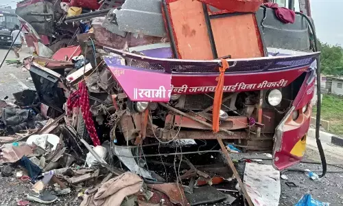 दो ट्रैवल्स की भीषण भिड़ंत, 6 यात्रियों की मौत. 25 से 30 यात्री घायल दो ट्रैवल्स की भीषण भिड़ंत, 6 यात्रियों की मौत. 25 से 30 यात्री घायल