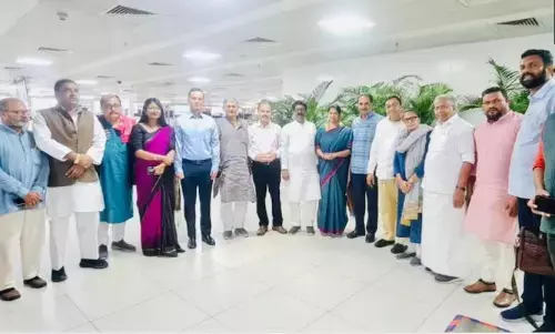 मणिपुर में हिंसा पीड़ितों से मिले विपक्षी गठबंधन I.N.D.I.A के नेता, सरकार पर उठाए गंभीर सवाल मणिपुर में हिंसा पीड़ितों से मिले विपक्षी गठबंधन I.N.D.I.A के नेता, सरकार पर उठाए गंभीर सवाल