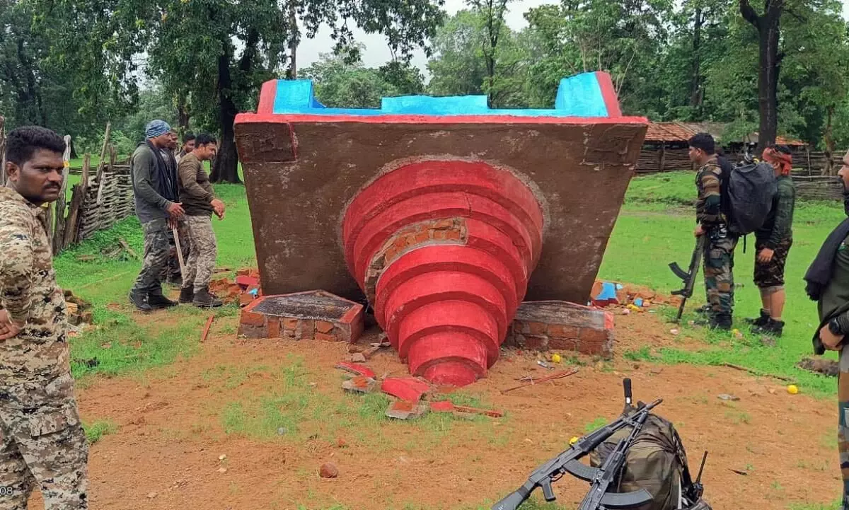 सुरक्षाबलों ने ध्वस्त किया नक्सली स्मारक सुरक्षाबलों ने ध्वस्त किया नक्सली स्मारक