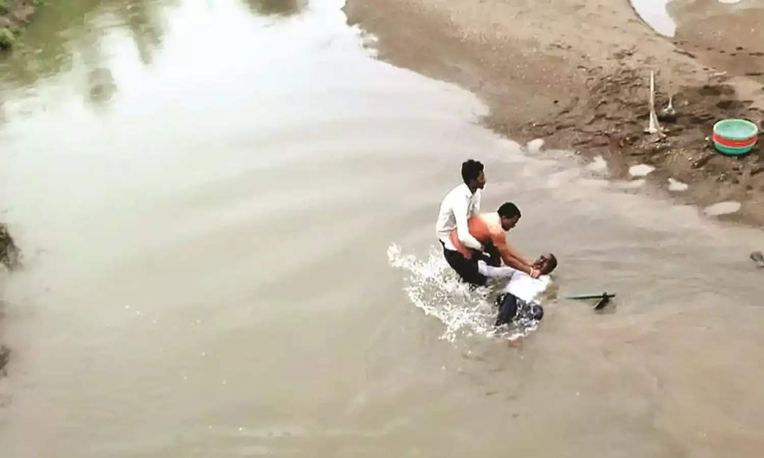 अवैध रेत खनन रोकने गए कोतवाल को माफिया ने की नाले में डुबाने की कोशिश