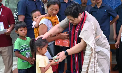 मणिपुर महिला नग्न परेड मामला : राज्यपाल पीड़िताओं से मिलीं 