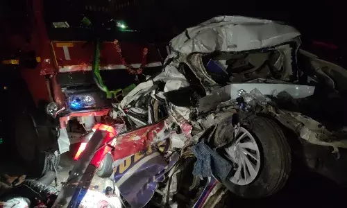 तेज रफ्तार ट्रक ने पुलिस वाहन को मारी टक्कर, एक पुलिसकर्मी और ट्रक चालक की दर्दनाक मौत- दो घायल