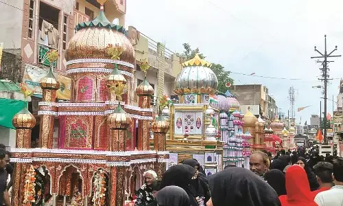 मोहर्रम पर निकला विशाल ताजियों के साथ मातमी जुलूस मोहर्रम पर निकला विशाल ताजियों के साथ मातमी जुलूस