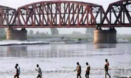 दो भारतीय नदी में बहकर पहुंचे पाकिस्तान, हिरासत में लिए गए दो भारतीय नदी में बहकर पहुंचे पाकिस्तान, हिरासत में लिए गए