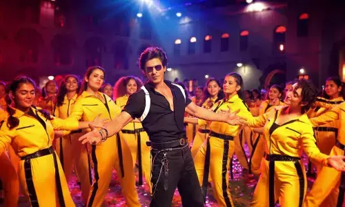 जवान के जिंदा बंदा में बॉलीवुड बादशाह के जबरदस्त डांस मूव्स जवान के जिंदा बंदा में बॉलीवुड बादशाह के जबरदस्त डांस मूव्स