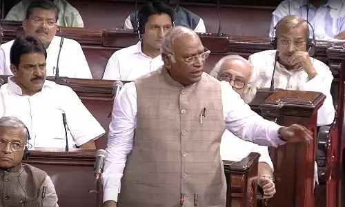 राज्यसभा में हंगामे की भेंट चढ़ा प्रश्नकाल, हंगामे के बाद सदन फिर स्थगित