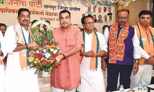 बरसात के समान सत्ता में भी बाढ़ आती है - नितीन गडकरी