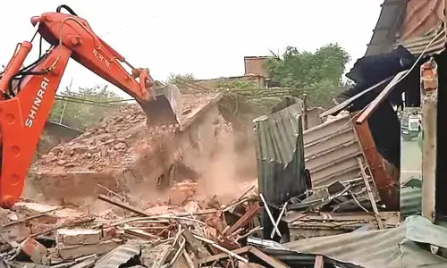 कुख्यात आबू के कुनबे की 5 व्यावसायिक इमारतें जमींदोज
