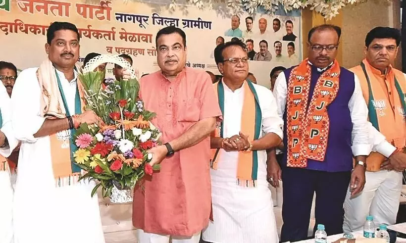 बरसात के समान सत्ता में भी बाढ़ आती है - नितीन गडकरी बरसात के समान सत्ता में भी बाढ़ आती है - नितीन गडकरी