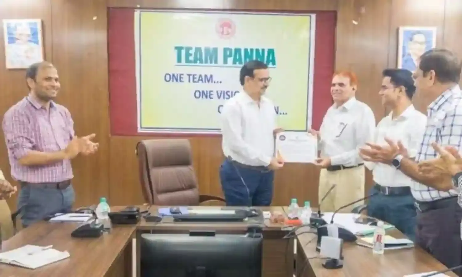 जिला आबकारी अधिकारी को सीएम हेल्पलाइन की शिकायतों के निराकरण के लिए मिला प्रशस्ति पत्र